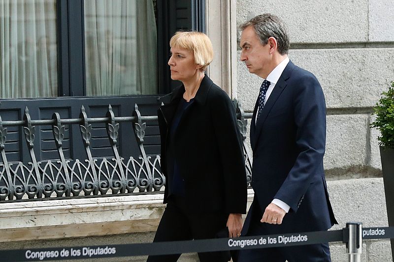 Zapatero y su mujer en la entrada de la capilla ardiente de Rubalcaba