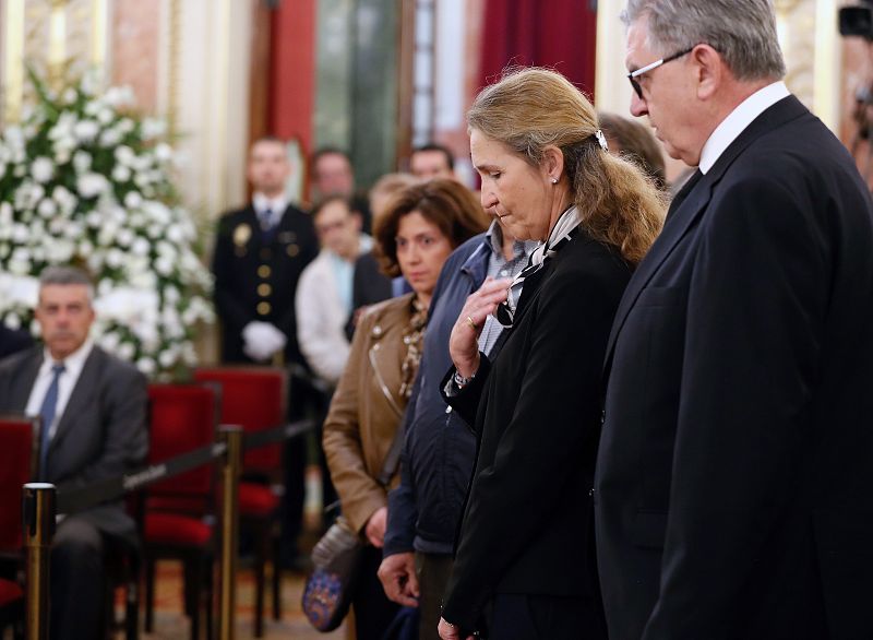 La Infanta Elena (c), en la capilla ardiente del exvicepresidente del Gobierno Alfredo Pérez Rubalcaba, instalada en el Congreso de los Diputados.