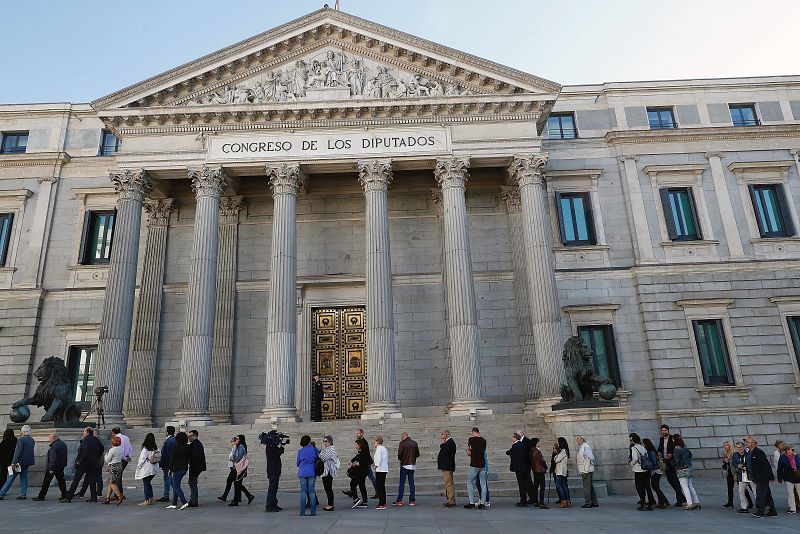 Largas colas para dar el último adiós a Rubalcaba en el Congreso