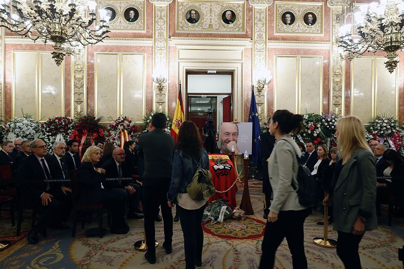 Interior de la capilla ardiente de Rubalcaba en el Congreso