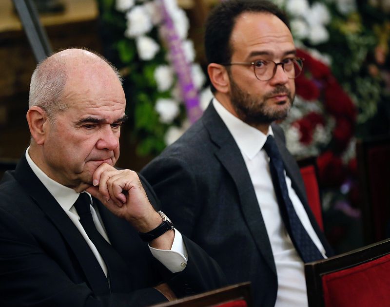 Chaves y Hernando durante la capilla ardiente de Rubalcaba