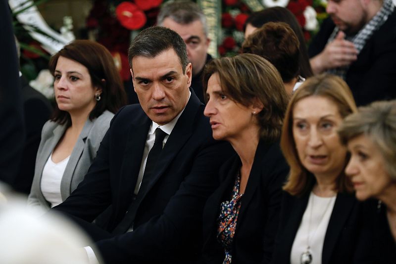 Sánchez y Teresa Ribera durante el segundo día de la capilla ardiente de Rubalcaba