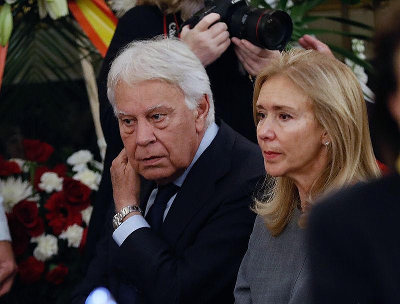 Felipe González durante la capilla ardiente de Rubalcaba