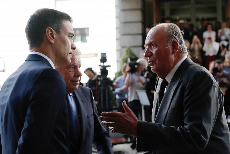 Sánchez, Felipe González y el rey emerito Juan Carlos hablan durante la capilla ardiente