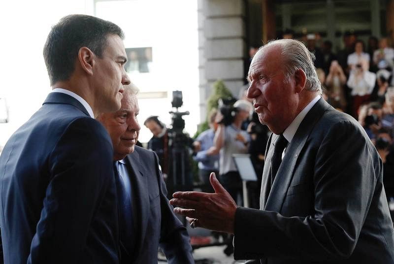 Sánchez, Felipe González y el rey emerito Juan Carlos hablan durante la capilla ardiente