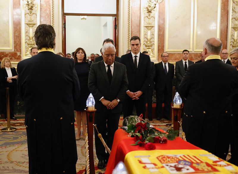 El primer ministro de Portugal, Antonio Costa, durante la capilla ardiente de Rubalcaba