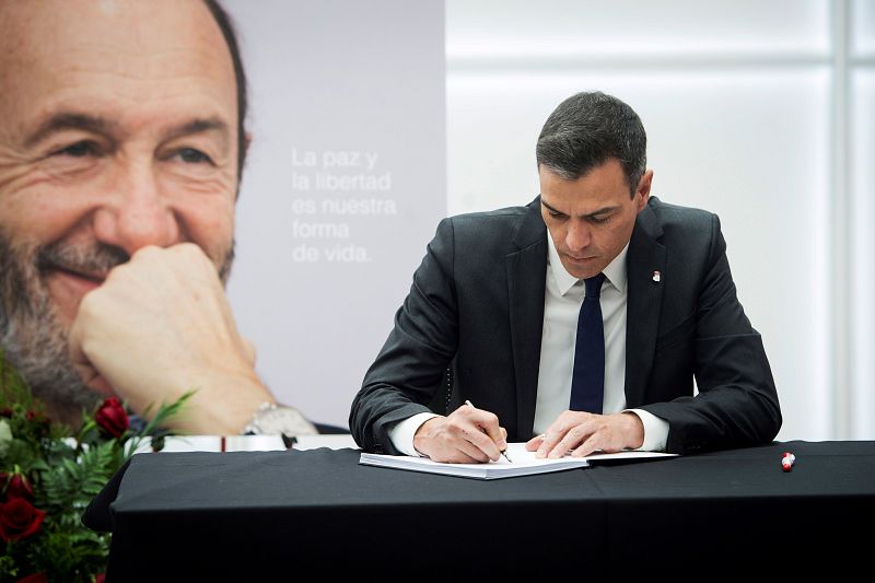 Sánchez firma en el libro de condolencias por Rubalcaba