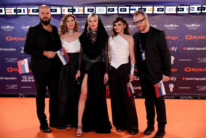 Nevena Bozovic, representante de Serbia, posa rodeada de su equipo en la Alfombra Naranja de Tel Aviv.