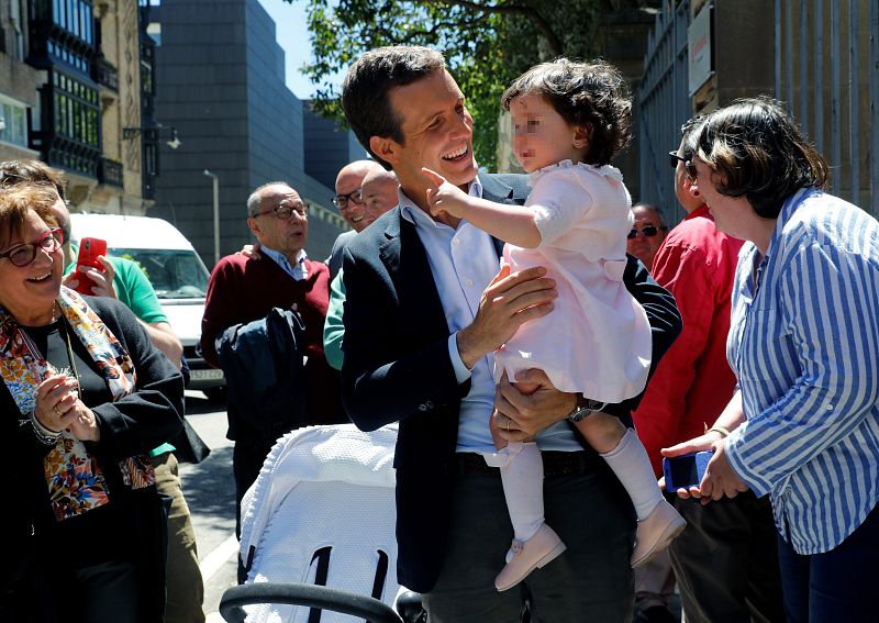 Casado coge en brazos a una niña en Navarra