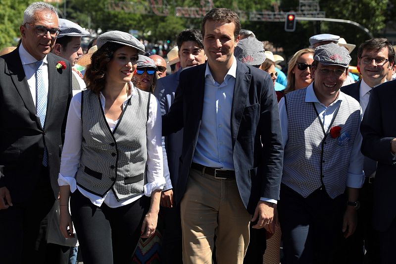 El presidente del Partido Popular, Pablo Casado, acompañado por los candidatos de su partido a la alcadía de Madrid, Jose Luis Martínez-Almeida, y de la Comunidad, Isabel Díaz Ayuso, en la Pradera de San Isidro.