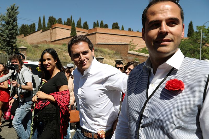 La candidata la alcaldía de Madrid, Begoña Villacís, el candidato a la presidencia de la Comunidad de Madrid, Ángel Aguado, y el presidente de Ciudadanos Albert Rivera, en la Pradera de San Isidro.