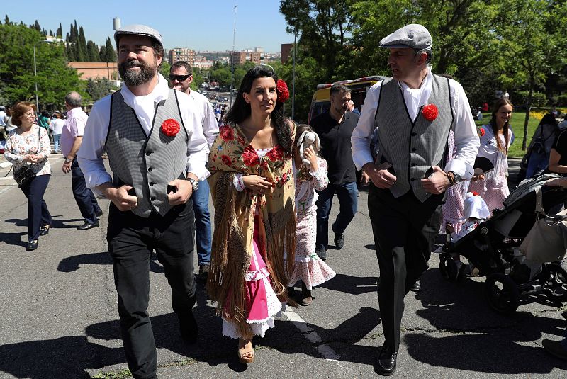 La candidata de Vox a la Comunidad de Madrid, Rocio Monasterio, acompañada de su esposo y del candidato de Vox a la alcaldía de Madrid, Javier Ortega Smith, recorren la Pradera de San Isidro.