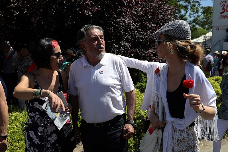 El candidato del PSOE a la alcaldía de Madrid, Pepu Hernández, conversa con dos personas durante su visita al parque de San Isidro, en el día que se celebra la festividad del patrón de la capital de España.
