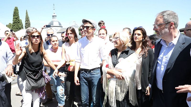 La alcaldesa de Madrid y candidata a la reelección, Manuela Carmena, junto al candidato de Más Madrid, Íñigo Errejón, visitan la Pradera de San Isidro.