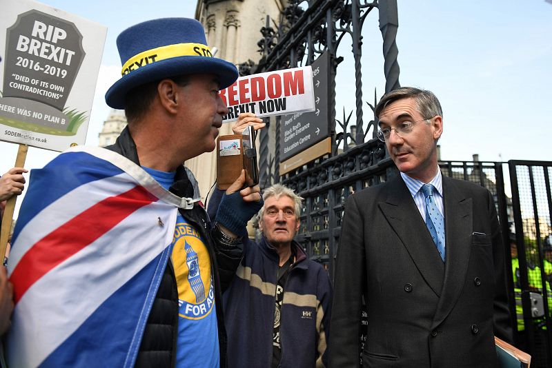 Jacob Rees-Mogg saluda a un detractor del 'Brexit'