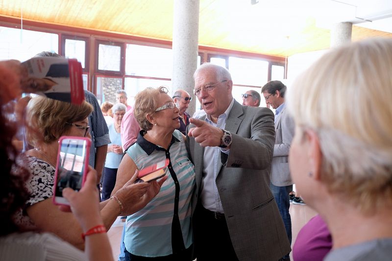 Josep Borrell visita un centro de mayores