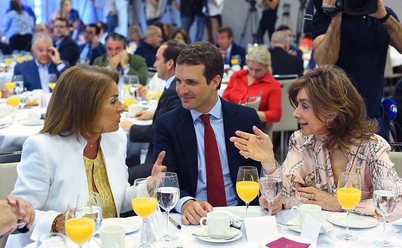 El presidente del PP, Pablo Casado, la excaldaldesa de Madrid, Ana Botella, y Paloma Segrelles en el desayuno informativo del candidato del PP al Ayuntamiento de Madrid, José Luis Martínez-Almeida.