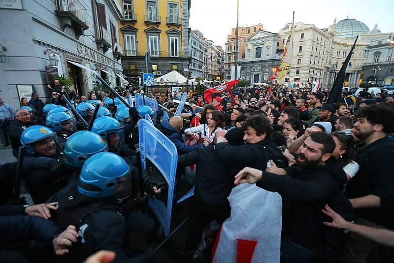 Enfrentamientos durante una manifestación contra Salvini en Nápoles