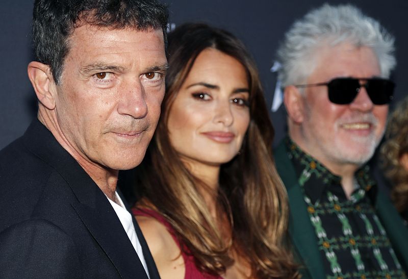  Pedro Almodovar, Penelope Cruz y Antonio Banderas posan a su llegada a Cannes.