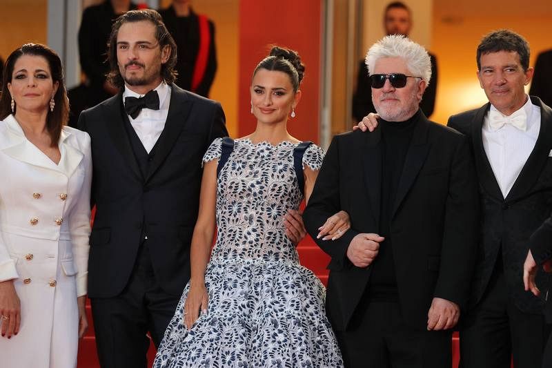   Nora Navas,  Asier Etxeandia, Penélope Cruz, Antonio Banderas y Pedro Almodóvar posan para la proyección de la película.