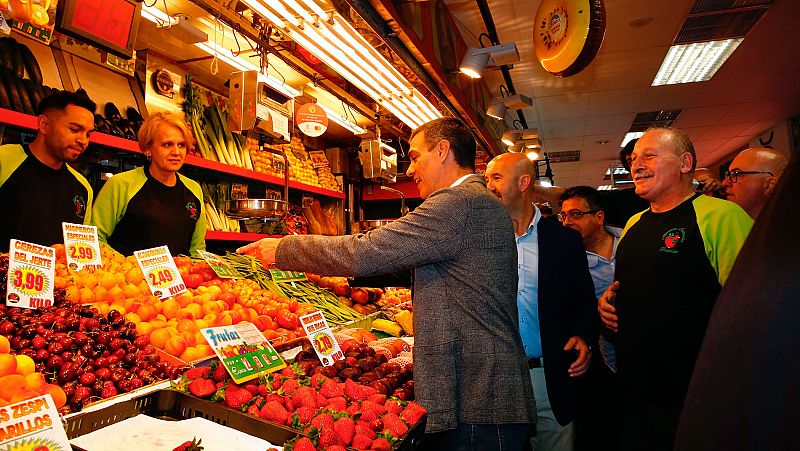 El presidente del Gobierno en funciones, Pedro Sánchez,  visita un mercado en un paseo de campaña por el distrito madrileño de Latina.