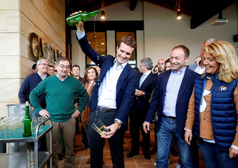 El presidente del PP, Pablo Casado, acompañado de la candidata del partido a la presidencia del Principado, Teresa Mallada, en un acto de campaña para las elecciones europeas, autonómicas y municipales del 26 de mayo, en Quintueles (Asturias).