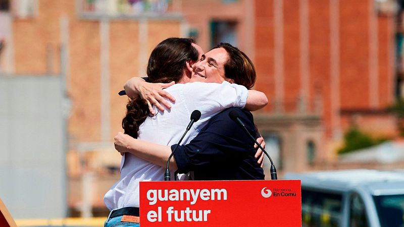 Pablo Iglesias, abrazado a la alcaldesa de Barcelona y candidata de BComú, Ada Colau.