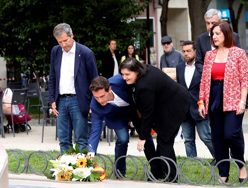 Ofrenda floral de Rivera en el monumento al atentado de la casa cuartel de Zaragoza