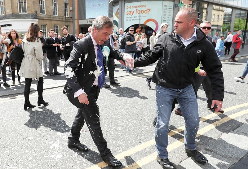 Arrojan un batido contra Nigel Farage