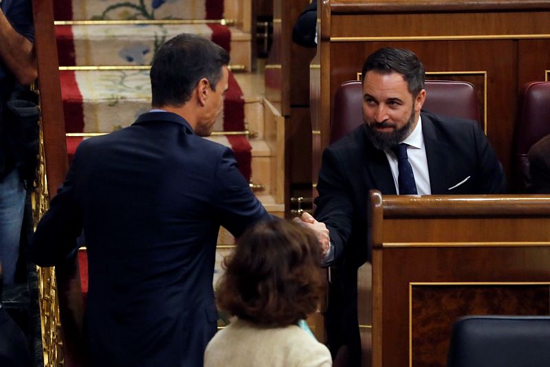 Pedro Sánchez saluda al líder de Vox Santiago Abascal