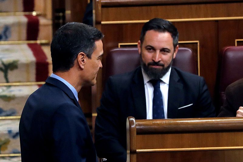 El presidente del Gobierno en funciones, Pedro Sánchez, se ha sentado delante del líder de Vox, Santiago Abascal durante la sesión constitutiva de las Cortes.