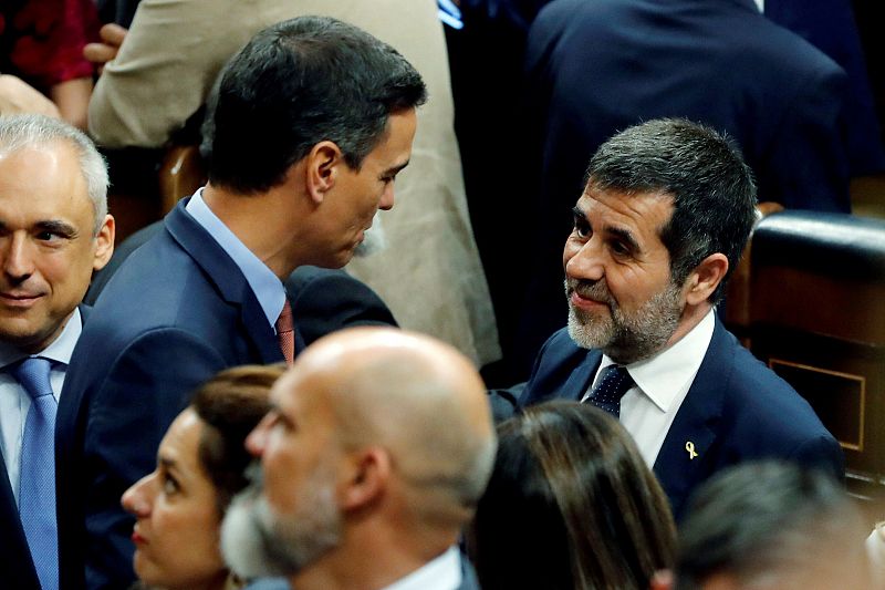 Pedro Sánchez saluda al diputado electo de JxCat Jordi Sànchez