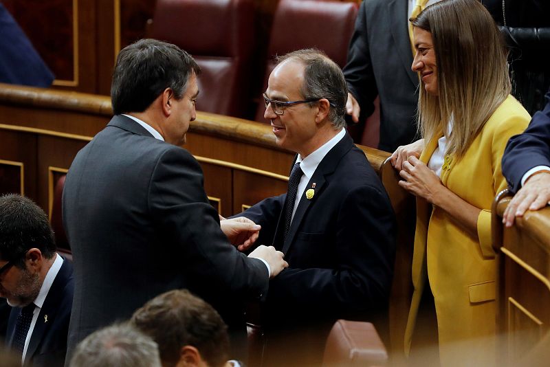 El portavoz del PNV Aitor Esteban saluda al diputado electo por JxCat que se encuentra en prisión provisional y está siendo juzgado en la causa del 1-O Josep Rull