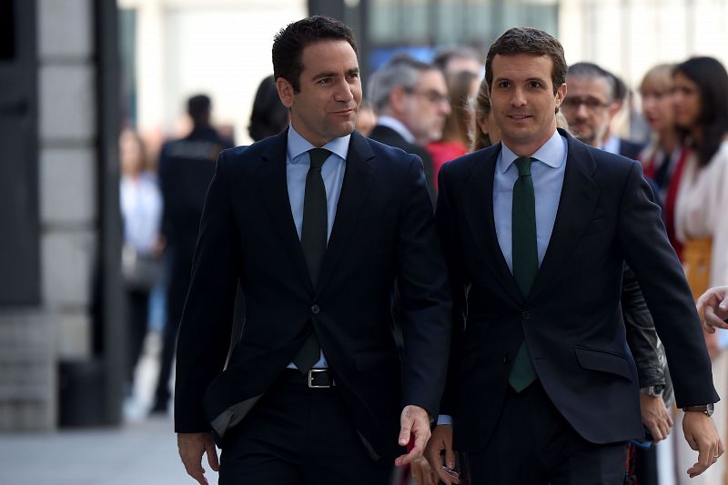 El líder del PP, Pablo Casado, llega junto al secretario general del PP, teodoro García Egea, al Congreso