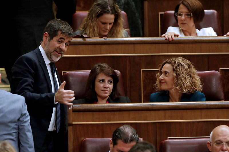 Jordi Sànchez conversa con Batet y con Lastra