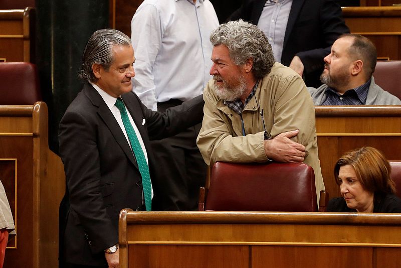 Marcos de Quinto, de Cs, hablando con el líder de Equo, Lópex de Uralde