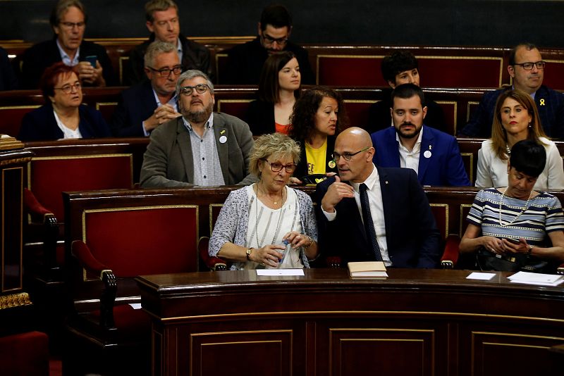 El senador electo de ERC por Barcelona Raúl Romeva, en primera fila, conversa con Mirella Cortés durante la sesión constitutiva del Senado de la XIII Legislatura