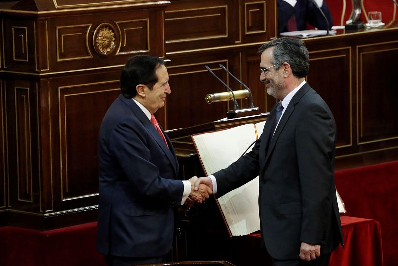 Juan José Lucas felicita a Manuel Cruz tras su elección como presidente del Senado