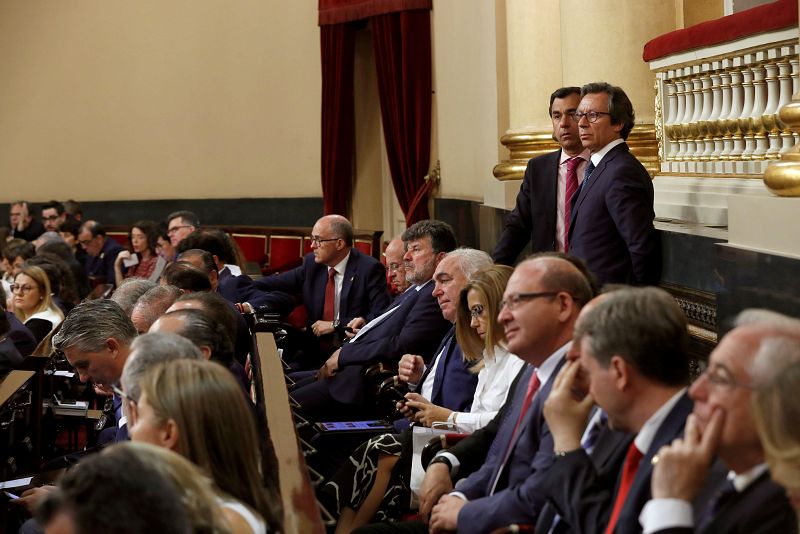 El senador popular Carlos Floriano de pie, junto a otros senadores, durante la sesión constitutiva del Senado de la XIII Legislatura