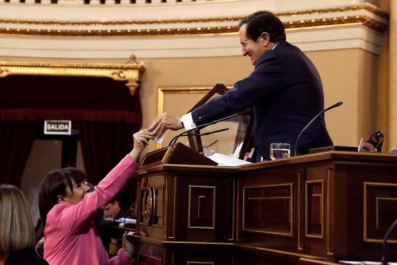 El presidente de la Mesa de edad, Juan José Lucas, recoge el voto de la senadora socialista Cristina Narbona, durante la sesión constitutiva del Senado de la XIII Legislatura