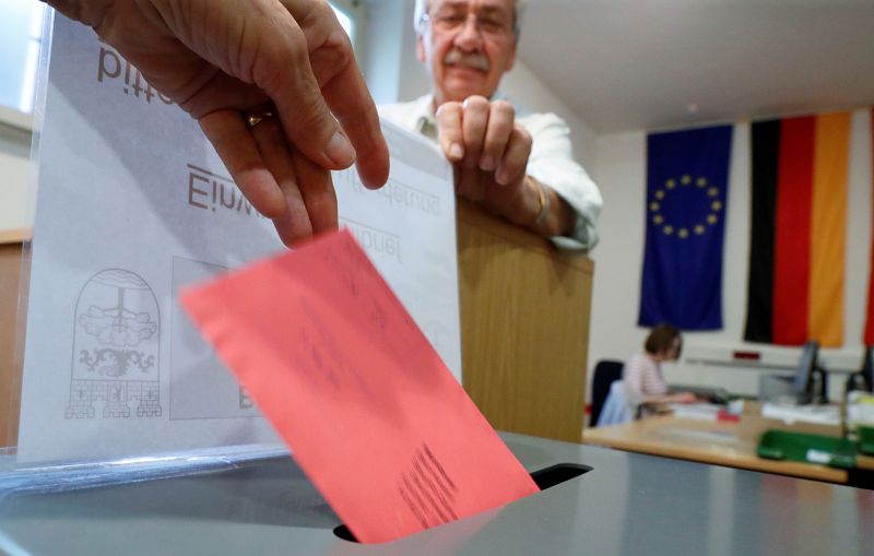 Un hombre vota en Alemania