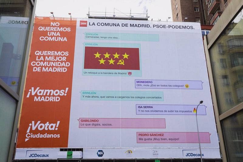 Lona de Ciudadanos Madrid que advierte contra "la comuna de Madrid" de PSOE y Podemos.