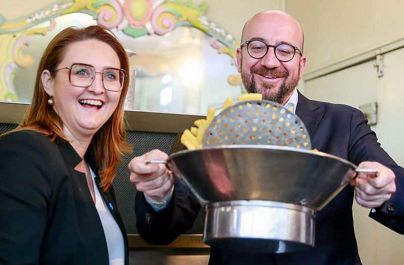 El primer ministro belga, Charles Michel, y la líder del partido liberal flamenco Open Vld, Gwendolyn Rutten, preparan patatas fritas durante un encuentro con la prensa de los liberales francófonos MR y los liberales flamencos Open Vld