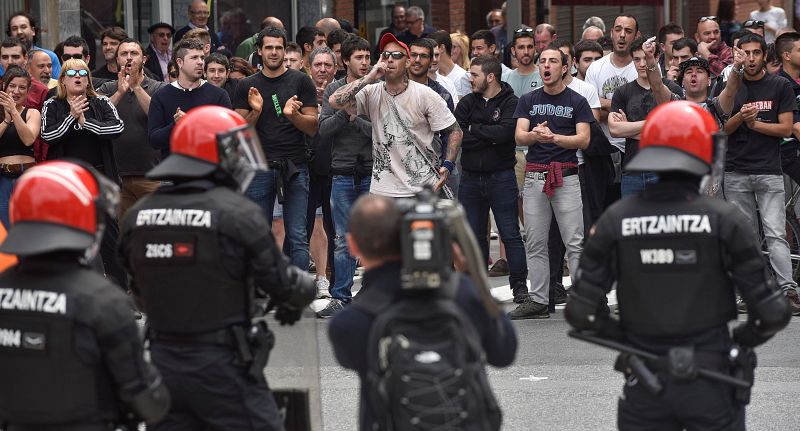 Agentes de la Brigada Móvil de la Ertzaintza vigilan el homenaje a las víctimas del terrorismo encabezado por el presidente de Ciudadanos, Albert Rivera, en la localidad natal del exdirigente de ETA Josu Ternera.