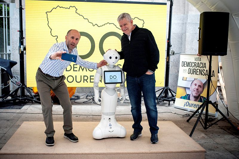 Democracia Orensana pide el voto con un robot japonés