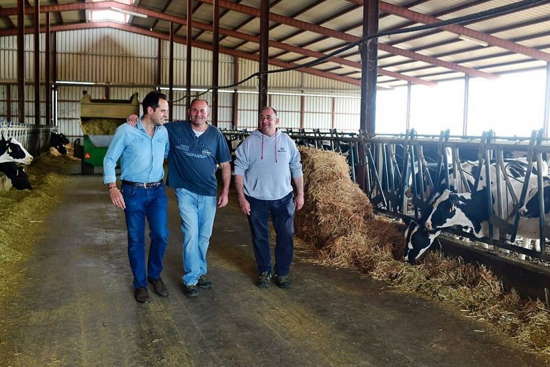 Aguado se rodea de vacas para explicar su plan para el medio rural