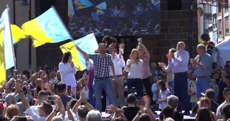 Iglesias ondea la badera independentista canaria