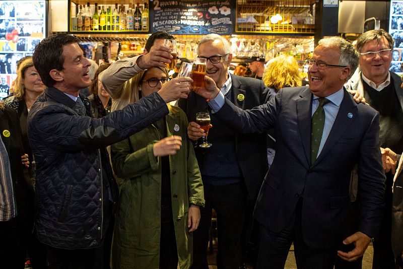 Los candidatos a la alcaldía de Barcelona, Manuel Valls (BCN-Cs), Elsa Artadi (JxCat) y Josep Bou (PP) brindan durante una cata de tapas en el mercado de la Boquería de Barcelona