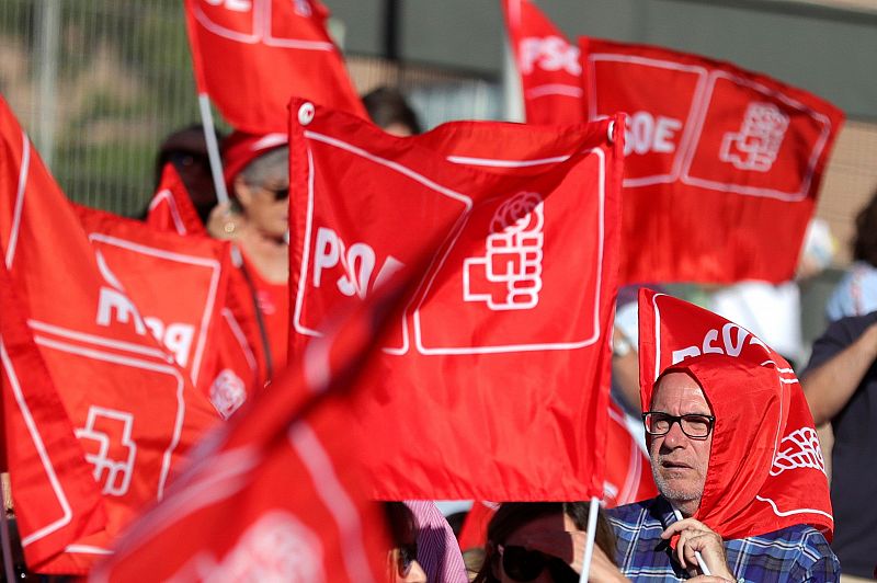 Asistentes al mitin de cierre de campaña del PSOE en el auditorio Pilar García Peña de Madrid, al que asistirá el presidente del Gobierno en funciones, Pedro Sánchez