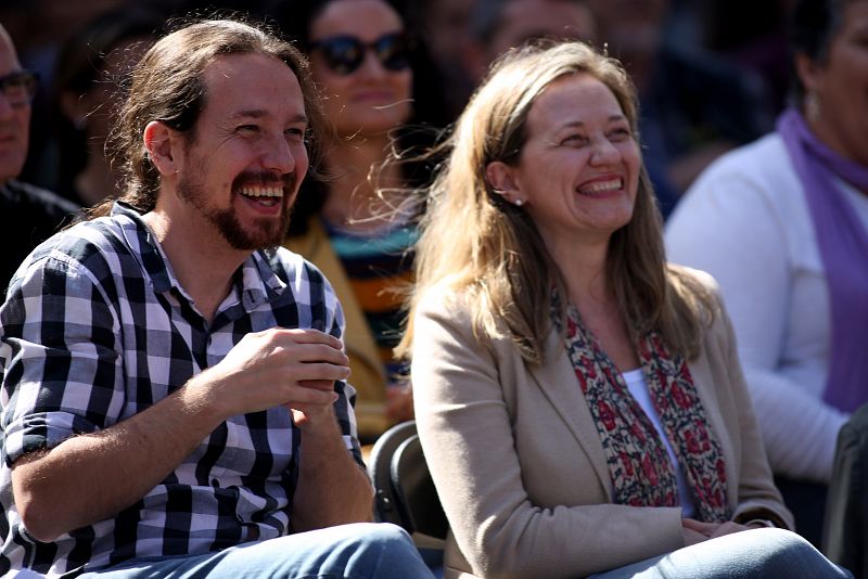 El secretario general de Podemos, Pablo Iglesias, acompañado de la diputada Victoria Rosell durante el cierre de campaña de las elecciones autonómicas y municipales en La Laguna (Tenerife)